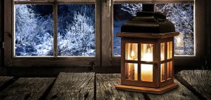 Laterne am Fenster im Winter
