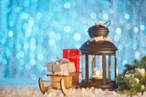 laterne mit schlitten im schnee