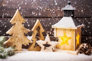 weihnachtliche laterne im schnee