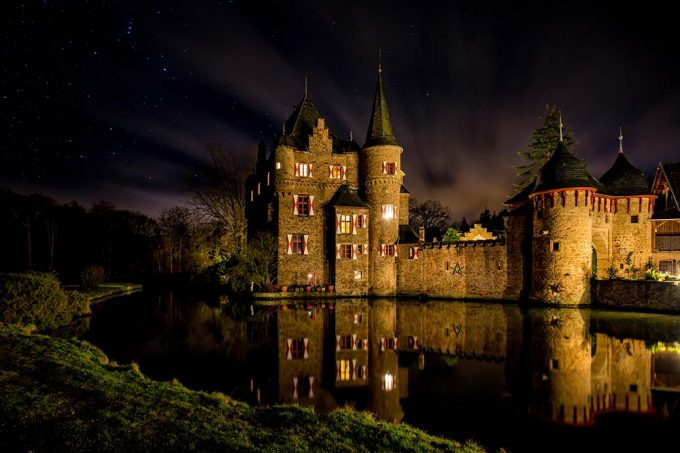 Burg Satzvey bei Nacht