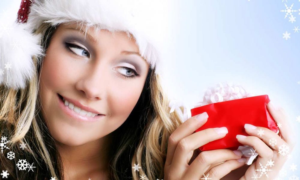 Frau mit Geschenk weihnachten