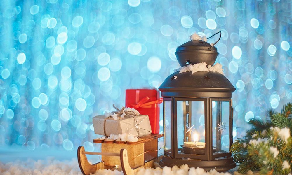 laterne mit schlitten im schnee