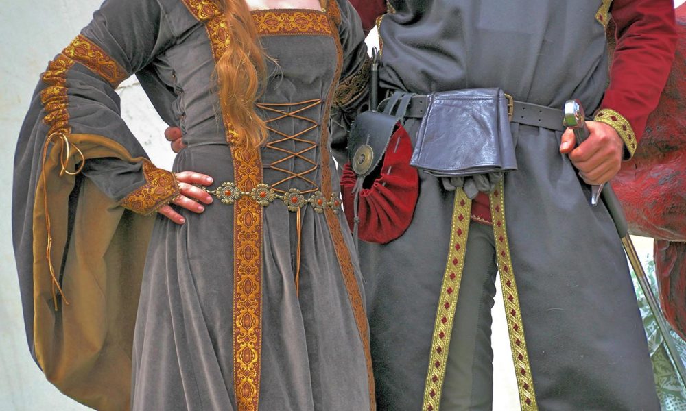 Gewandete Künstler im Mittelalter