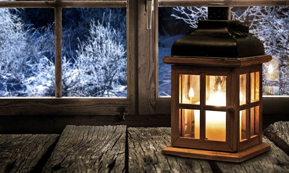 Laterne am Fenster im Winter