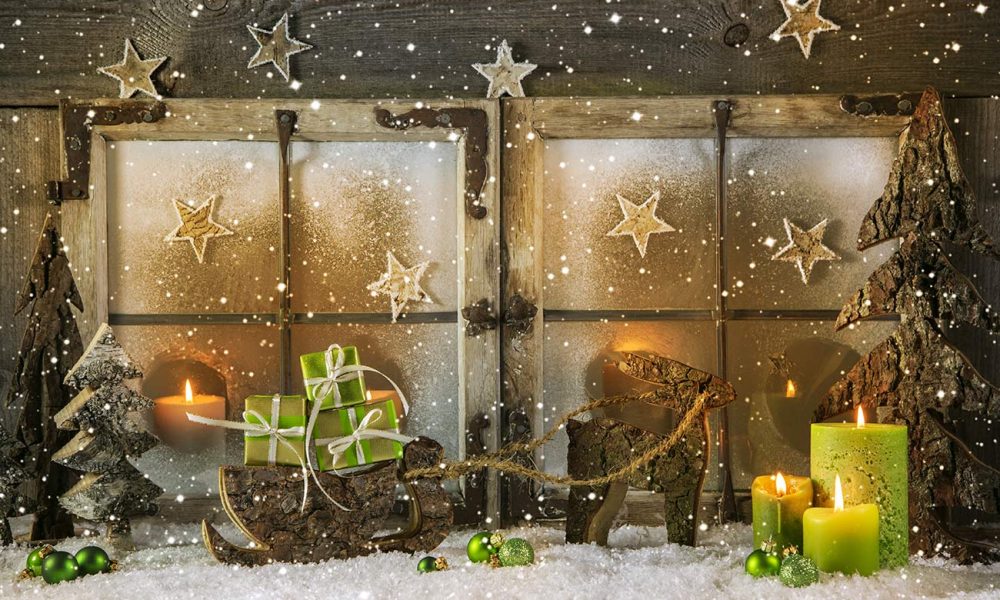 weihnachtsmotiv mit kerzen und schnee