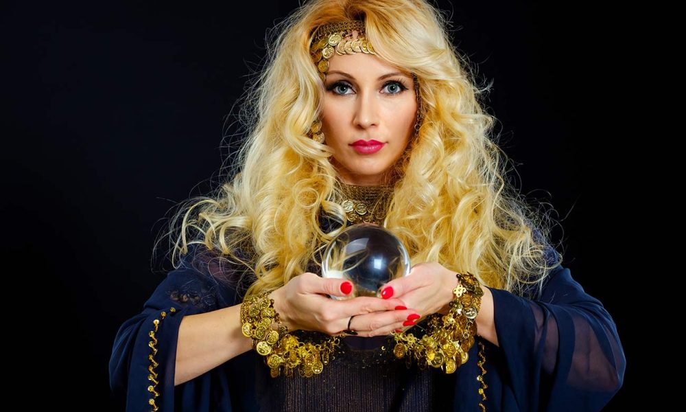 Wahrsagerin auf Markt