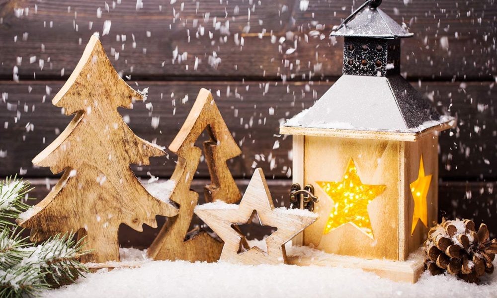 weihnachtliche laterne im schnee