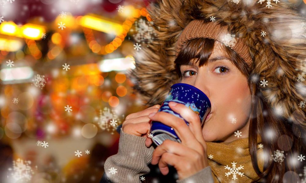 Frau mit Glühwein