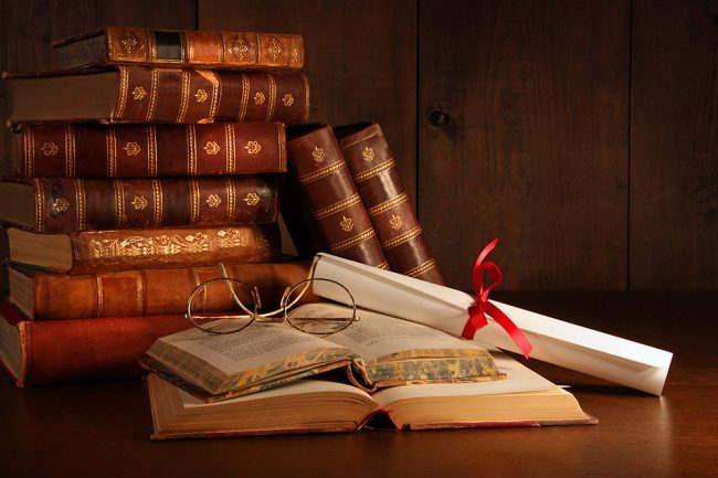 Bücher auf Schreibtisch