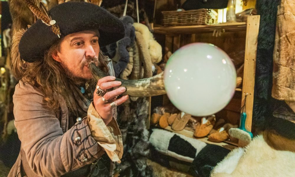 Zauberer auf Weihnachtsmarkt